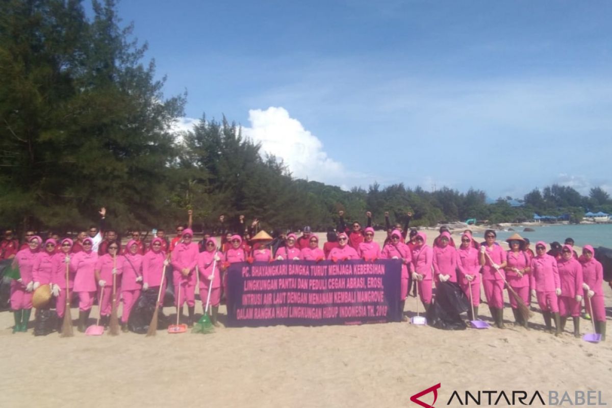 Bhayangkari Polres Bangka gelar kegiatan bersih pantai