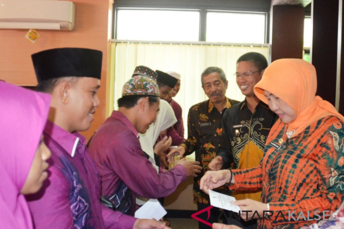 Bupati serahkan bonus qori-qoriah juara MTQ Tabalong