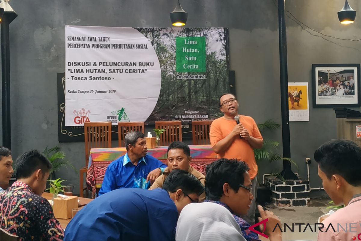 Tosca Santoso luncurkan buku "Lima Hutan, Satu Cerita"