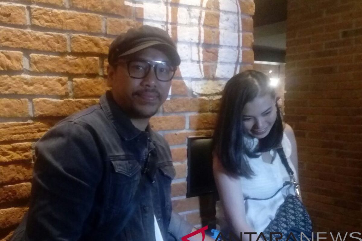 Sammy Simorangkir dan istri biasa ajak anak bepergian