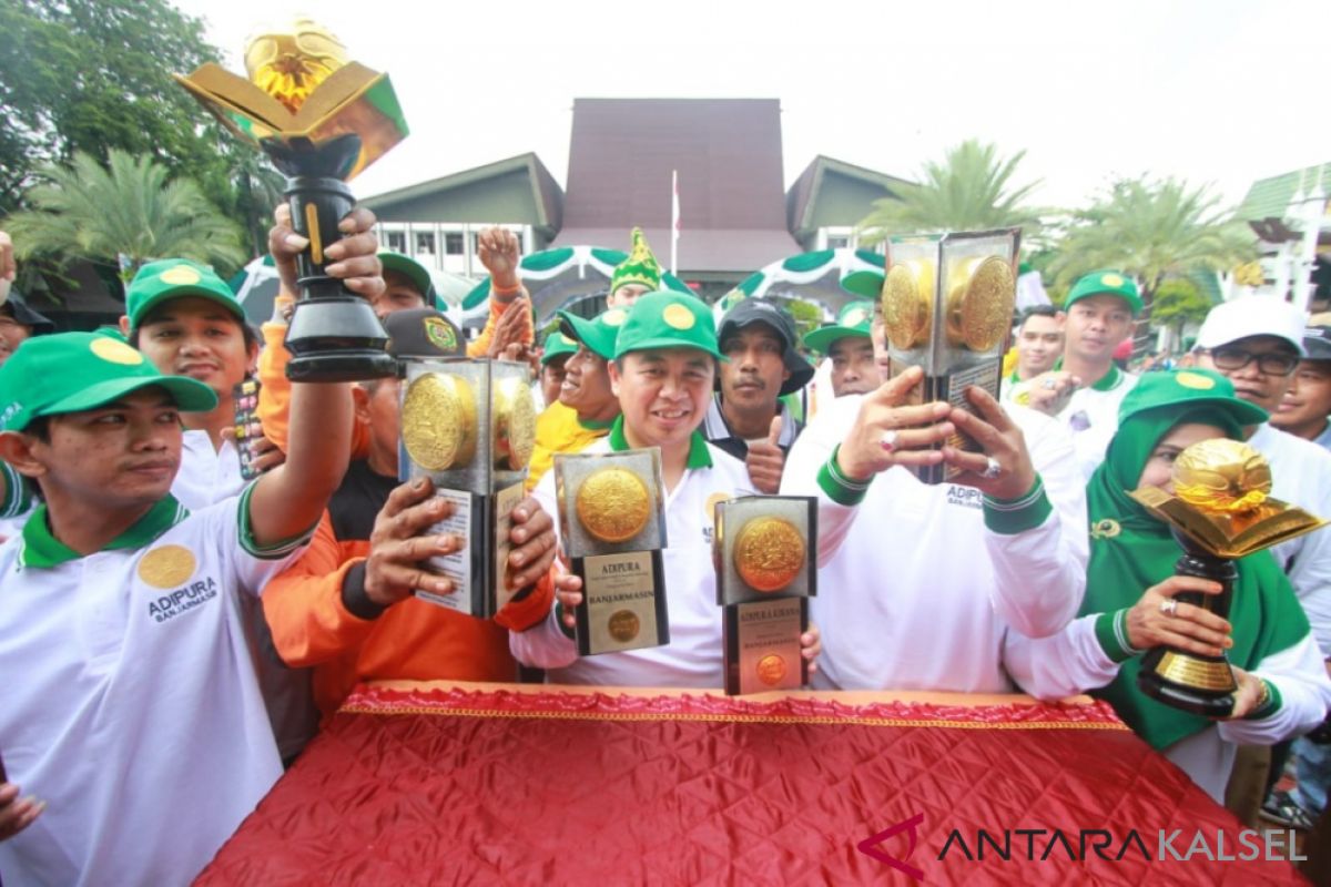 Adipura Banjarmasin diarak di darat dan sungai