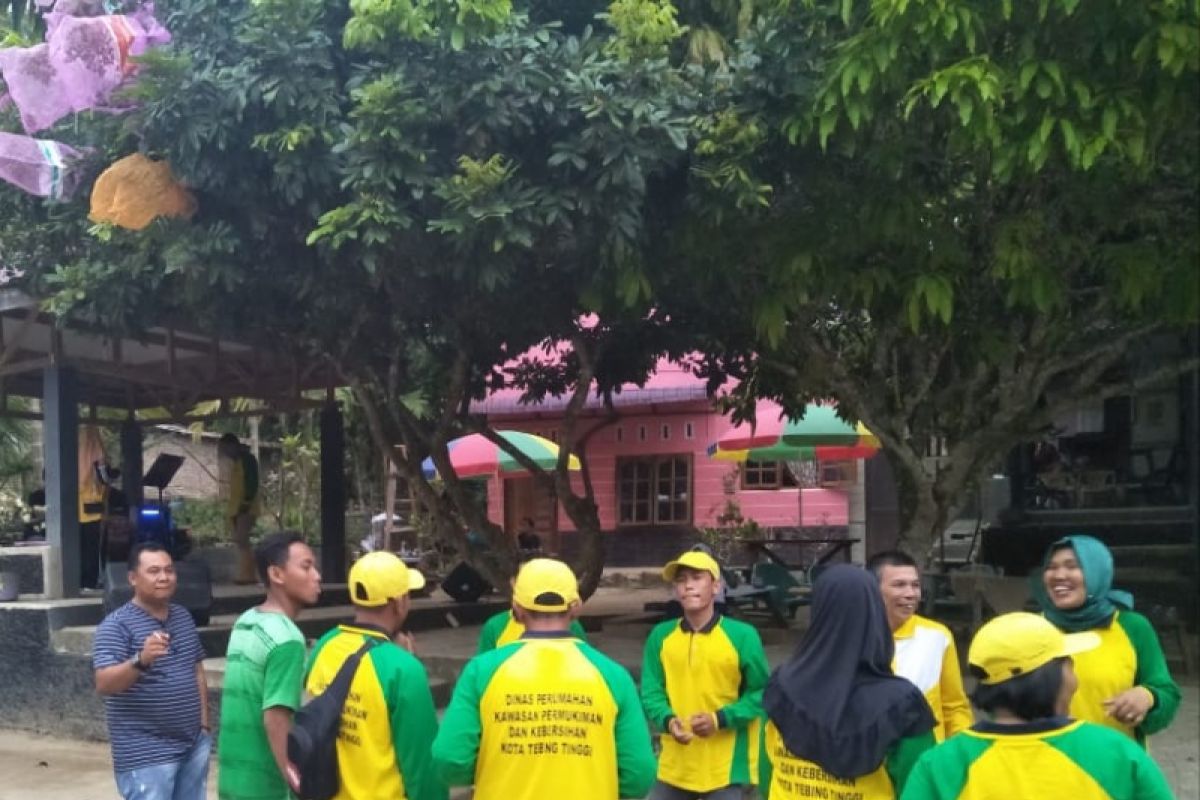 Petugas kebersihan syukuran dan makan bersama