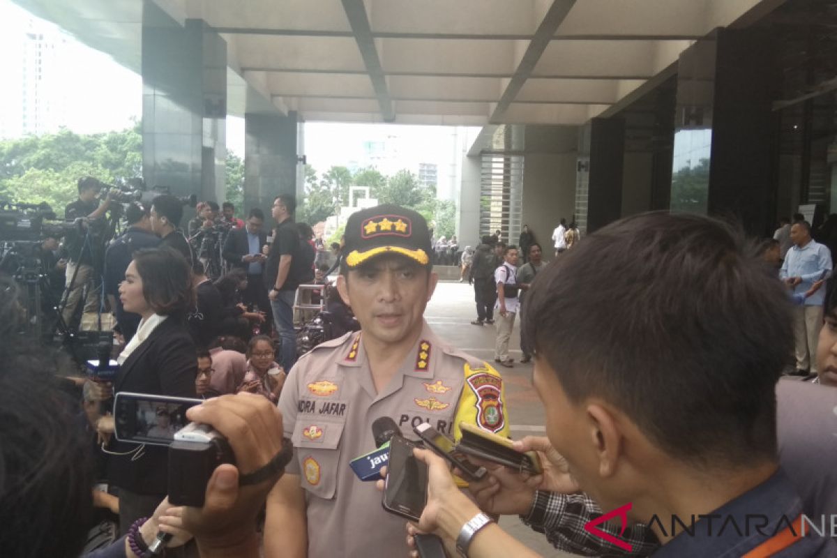 Polisi batasi massa menuju lobi Hotel Bidakara