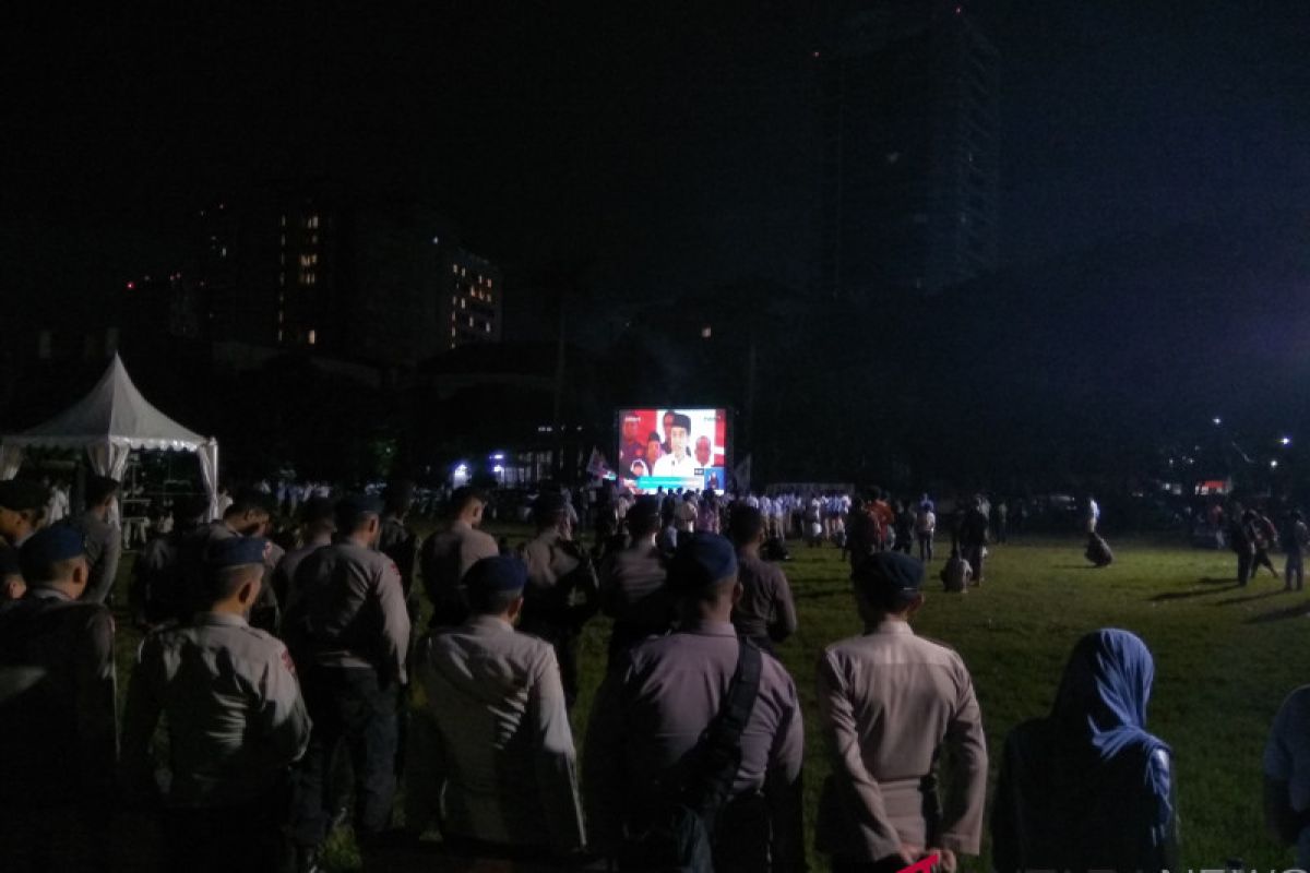 Pendukung dua pasangan capres akur nobar debat di lapangan