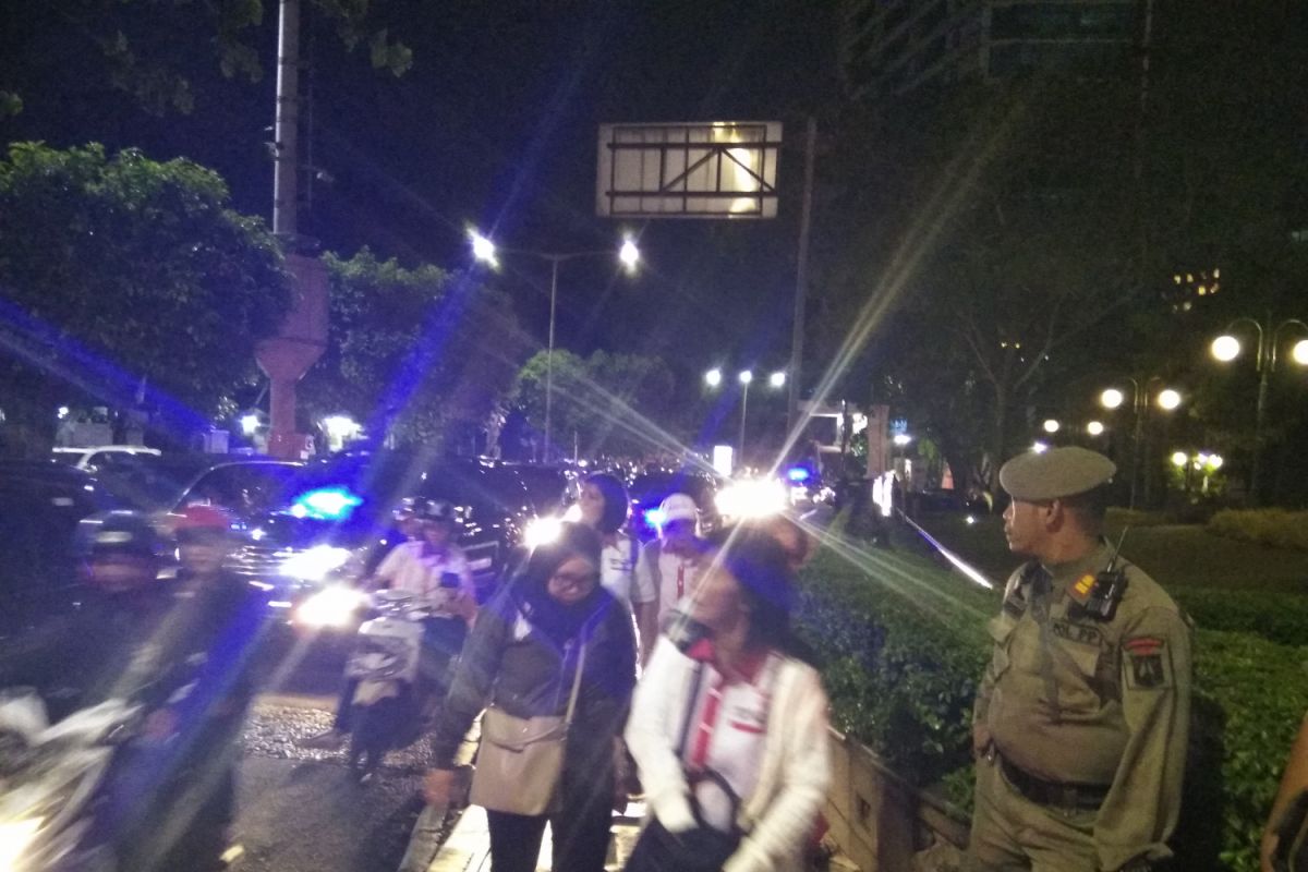 Massa pendukung capres meninggalkan kawasan Hotel Bidakara