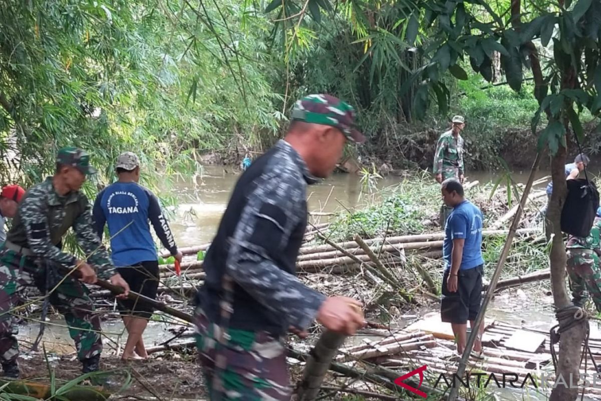 TNI pelopori pembersihan sungai Barabai