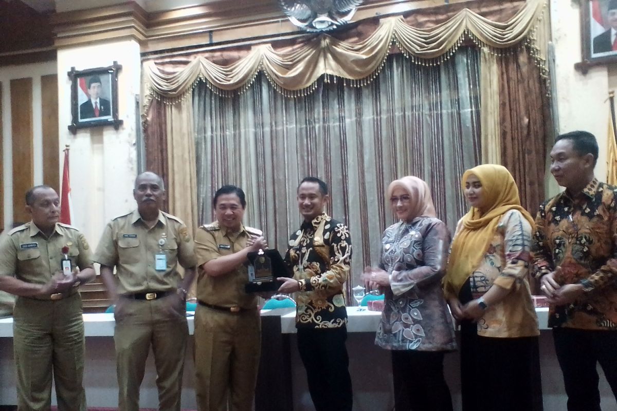 Wali Kota Palangkaraya  bersama rombongan pelajari  PAD Banjarmasin