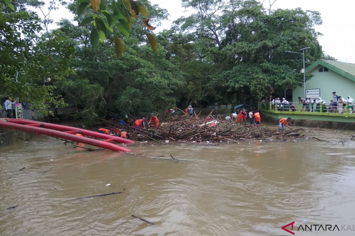 Proyek tiang jembatan Siring Joewita patah