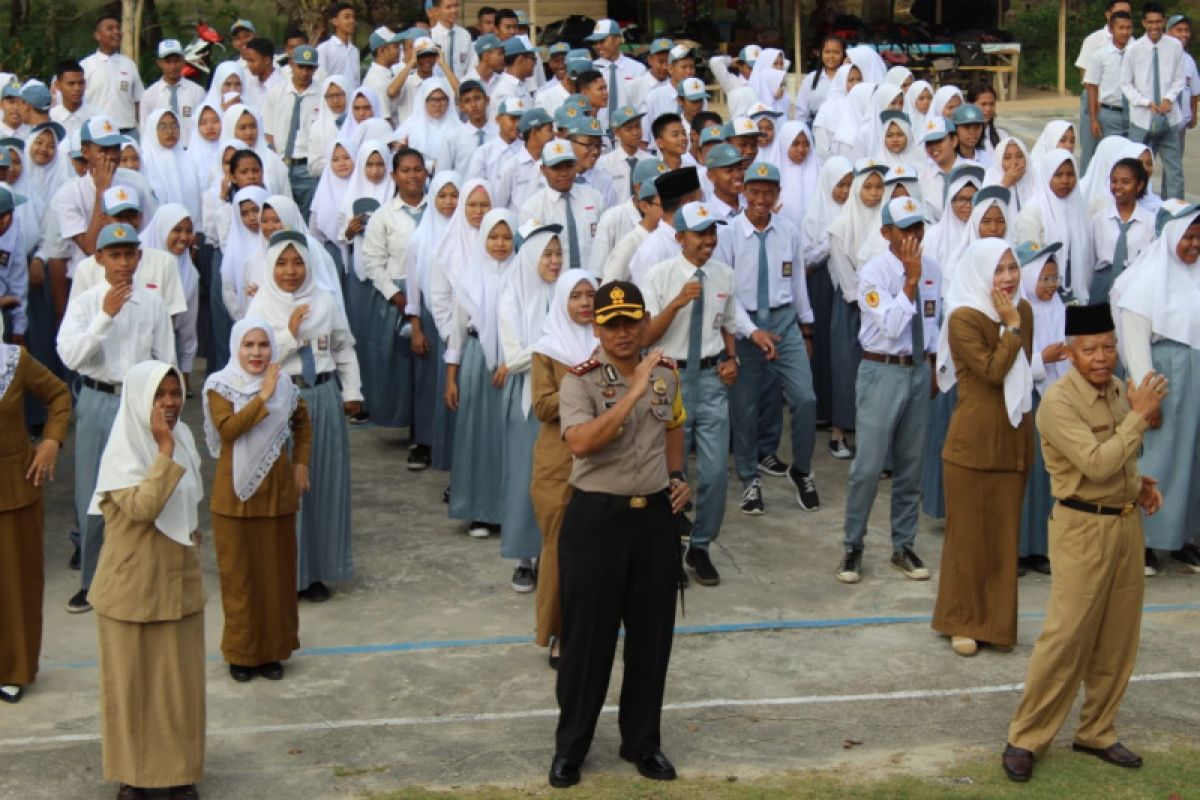 Kapolres Karimun main musik hibur siswa