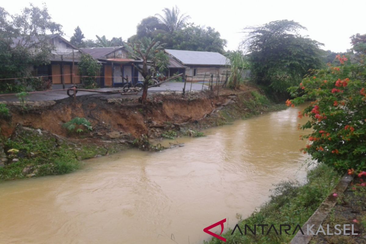 Siring Sungai Kandangan ambruk