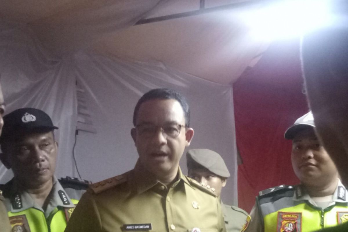 Anies Mengunjungi Korban Kebakaran di Tomang