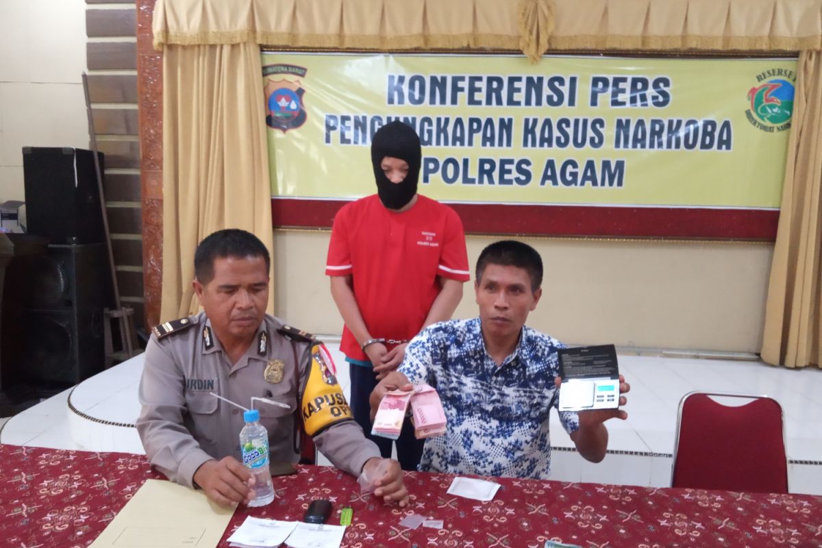 Polres Agam tangkap pengedar saat memakai sabu-sabu