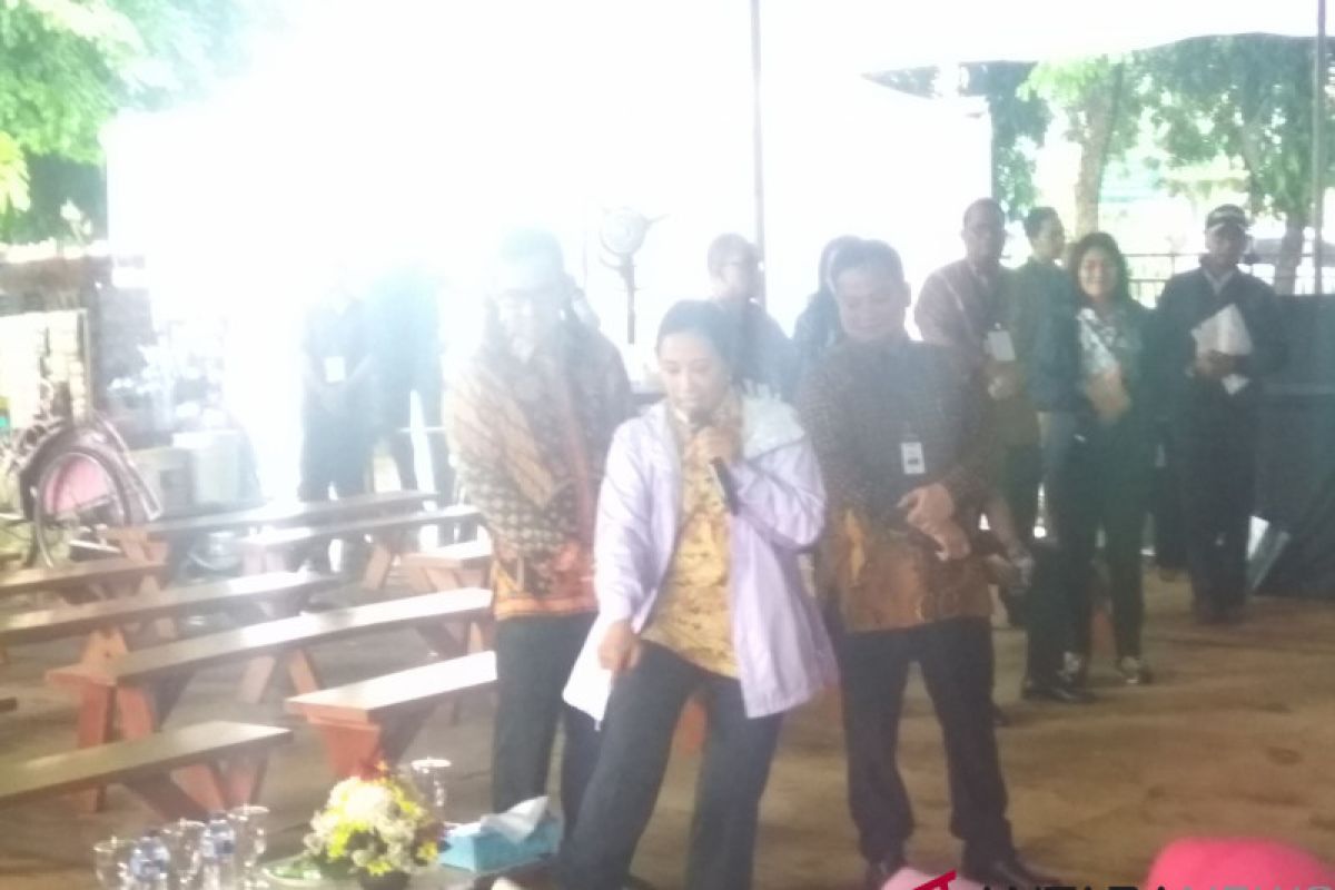 Rini Soemarno pamer sepatu seharga Rp200 ribu