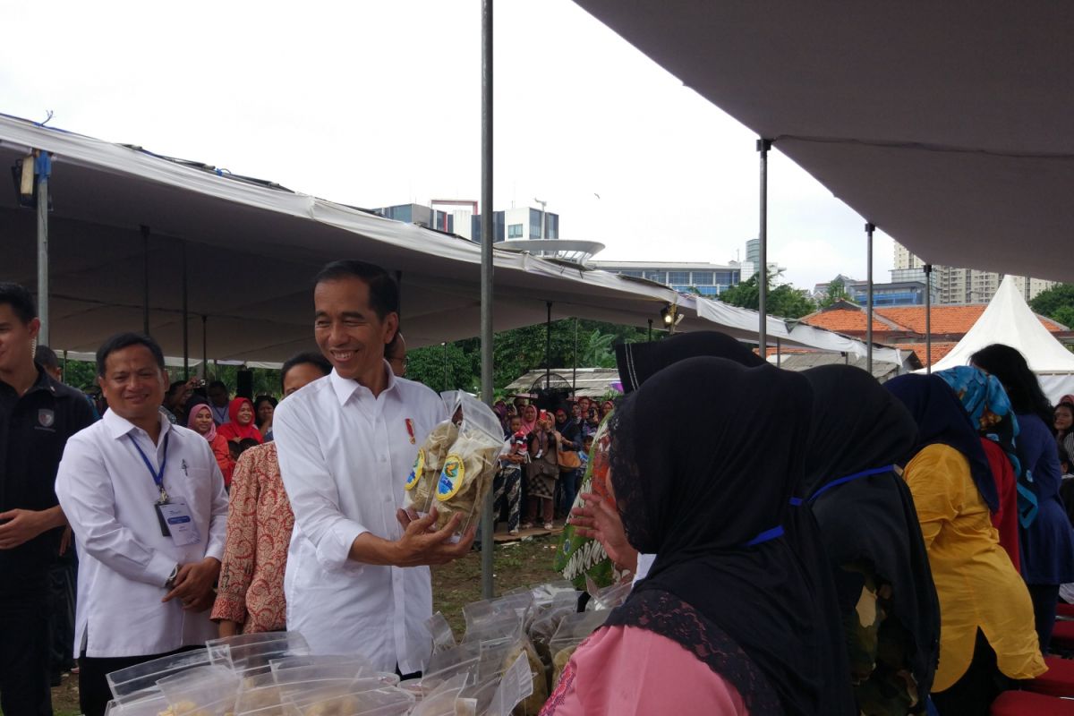 Jokowi tekankan pentingnya kualitas produk ibu-ibu "Mekaar"