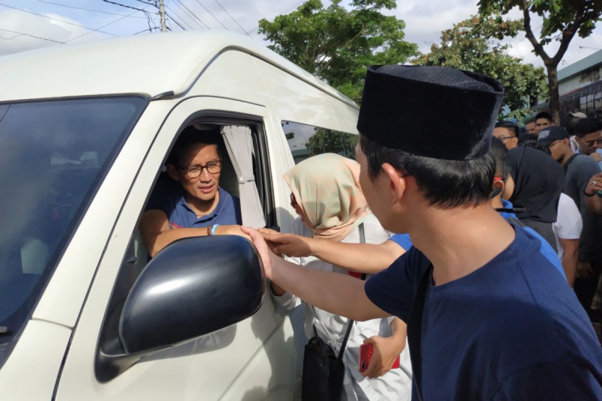 Sandiaga awali kunjungan temui korban banjir Makassar