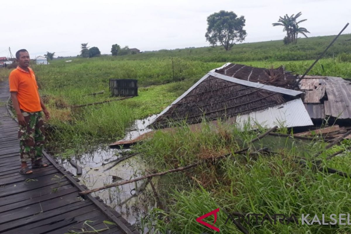 Puting beliung kembali merusak Tiga buah rumah di Desa Mantaas