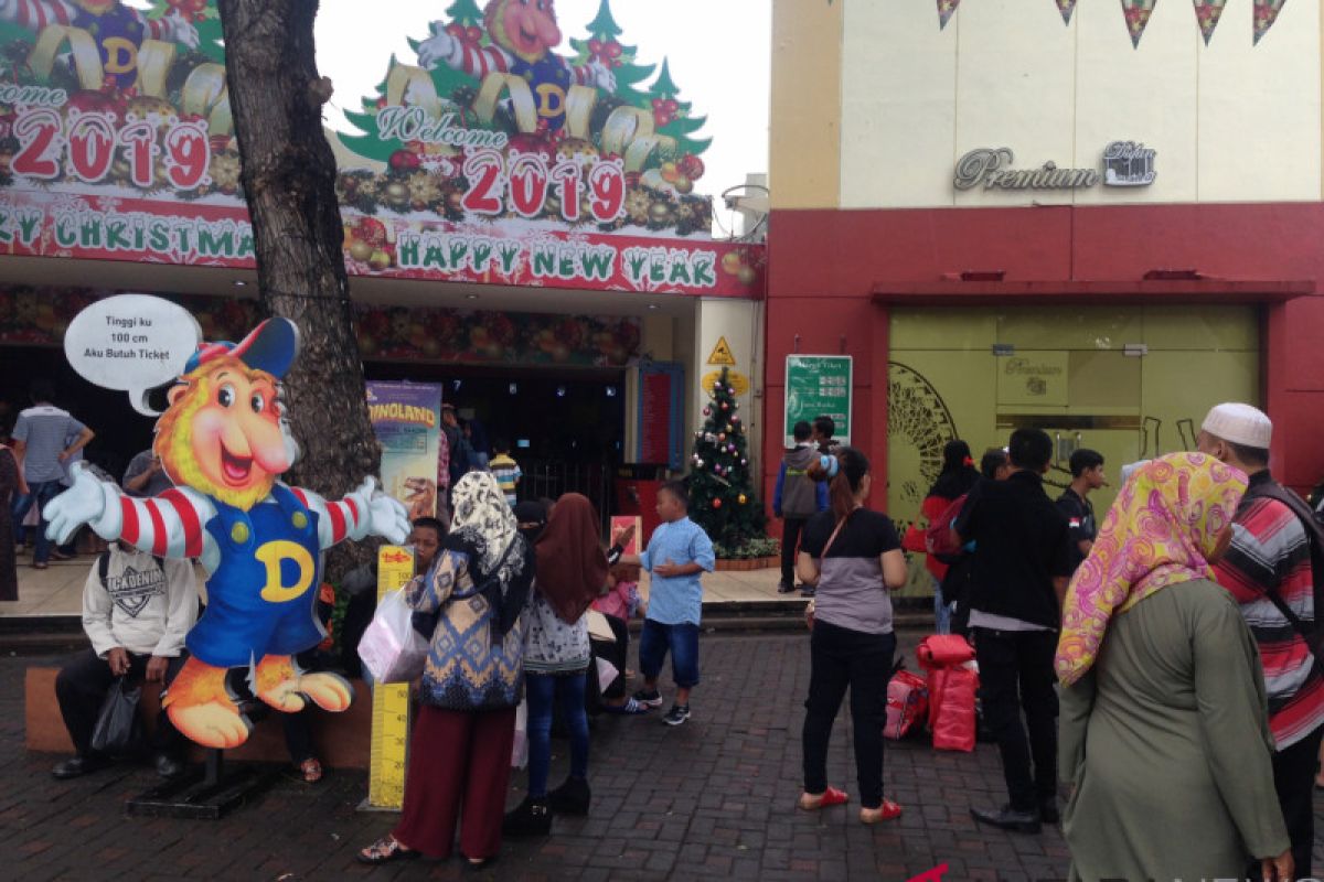 Pengunjung mulai padati kawasan Dufan Ancol