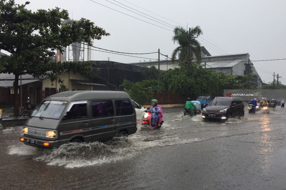 Hujan Deras, Beberapa Ruas Jalan di Kabupaten Malang Terendam Banjir