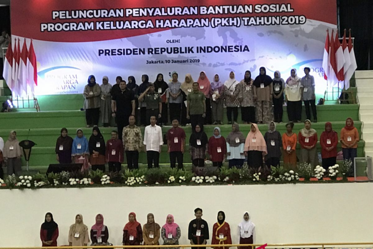 Presiden bagikan bantuan sosial PKH di Ciracas Jakarta Timur