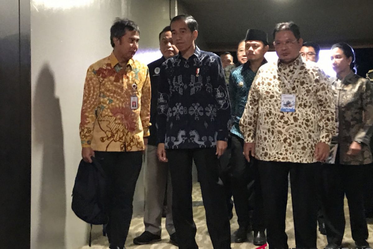 Jokowi akan pilih kostum tenun saat acara debat