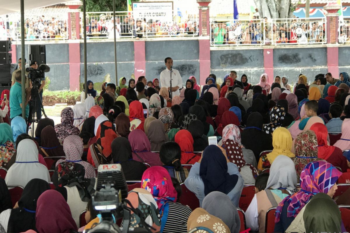 Jokowi senang lebih dari sejuta ibu Jabar akses Mekaar