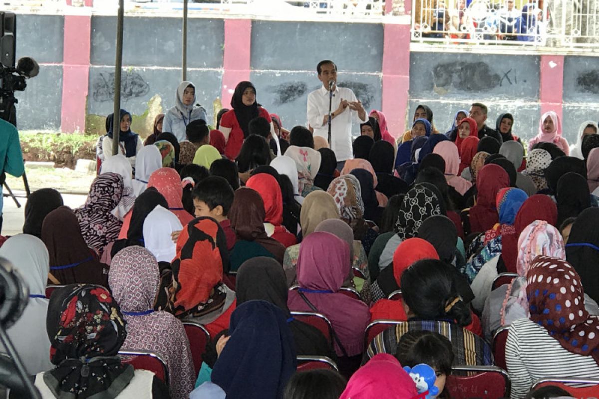 Presiden temui ibu-ibu Mekaar setibanya di Garut