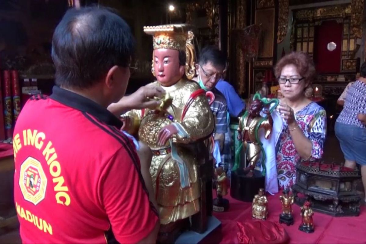 Warga Tionghoa Madiun Bersihkan Patung  Jelang Imlek