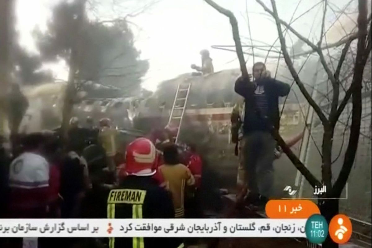 Pesawat kargo militer jatuh di Iran, 15 tewas