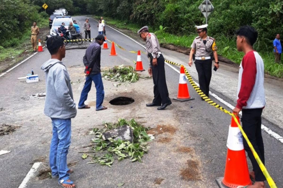 Truk dilarang melintasi jalan Sicincin-Malalak