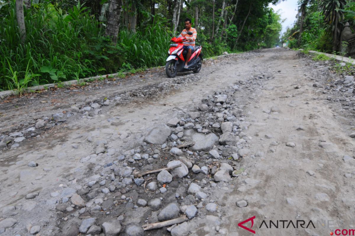 Komunitas truk perbaiki jalan provinsi secara swadaya