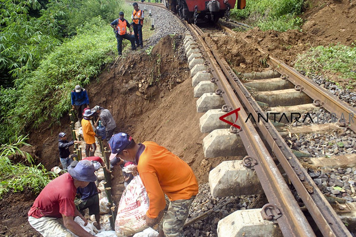 Perjalanan KA Sukabumi-Bogor dibatalkan sementara akibat longsor