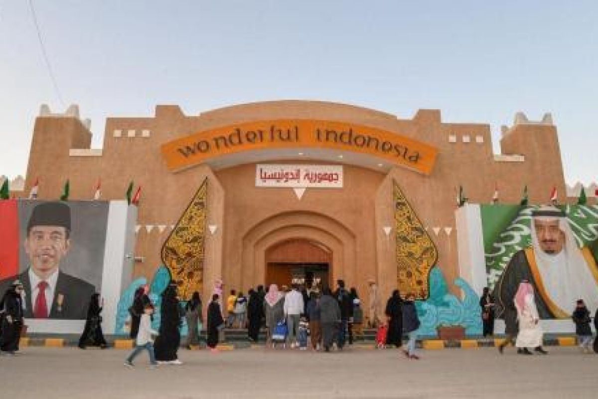 Visitors to Indonesian pavilion at Janadria Festival enjoy several heritage and cultural displays