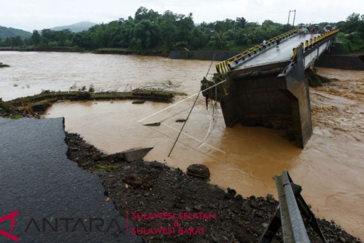 Jembatan Manuju ambruk akibat banjir di Gowa