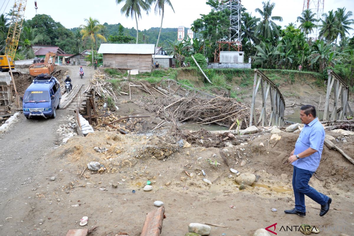 Tinjau Jembatan Sungai Gido Nias