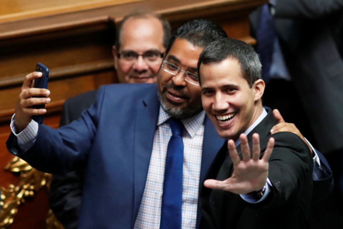 Venezuela selidiki Guaido, larang bepergian, bekukan aset