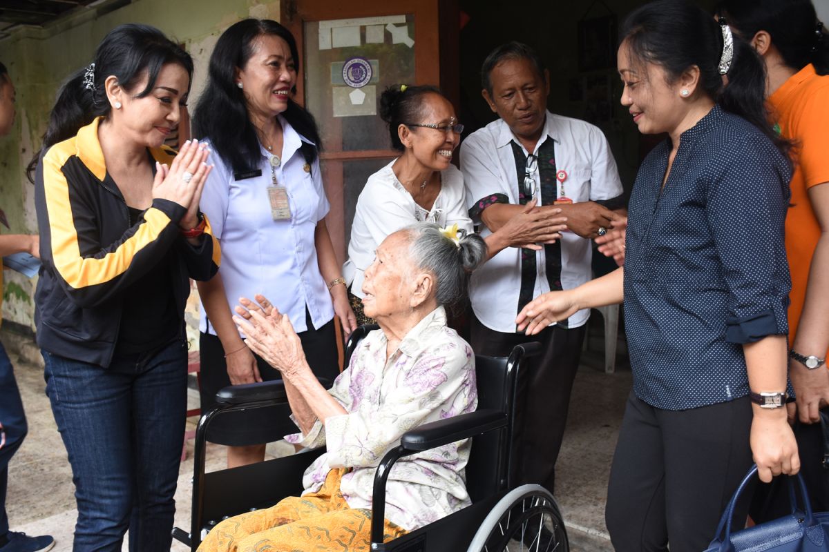 K3S Denpasar bantu kursi roda untuk lansia