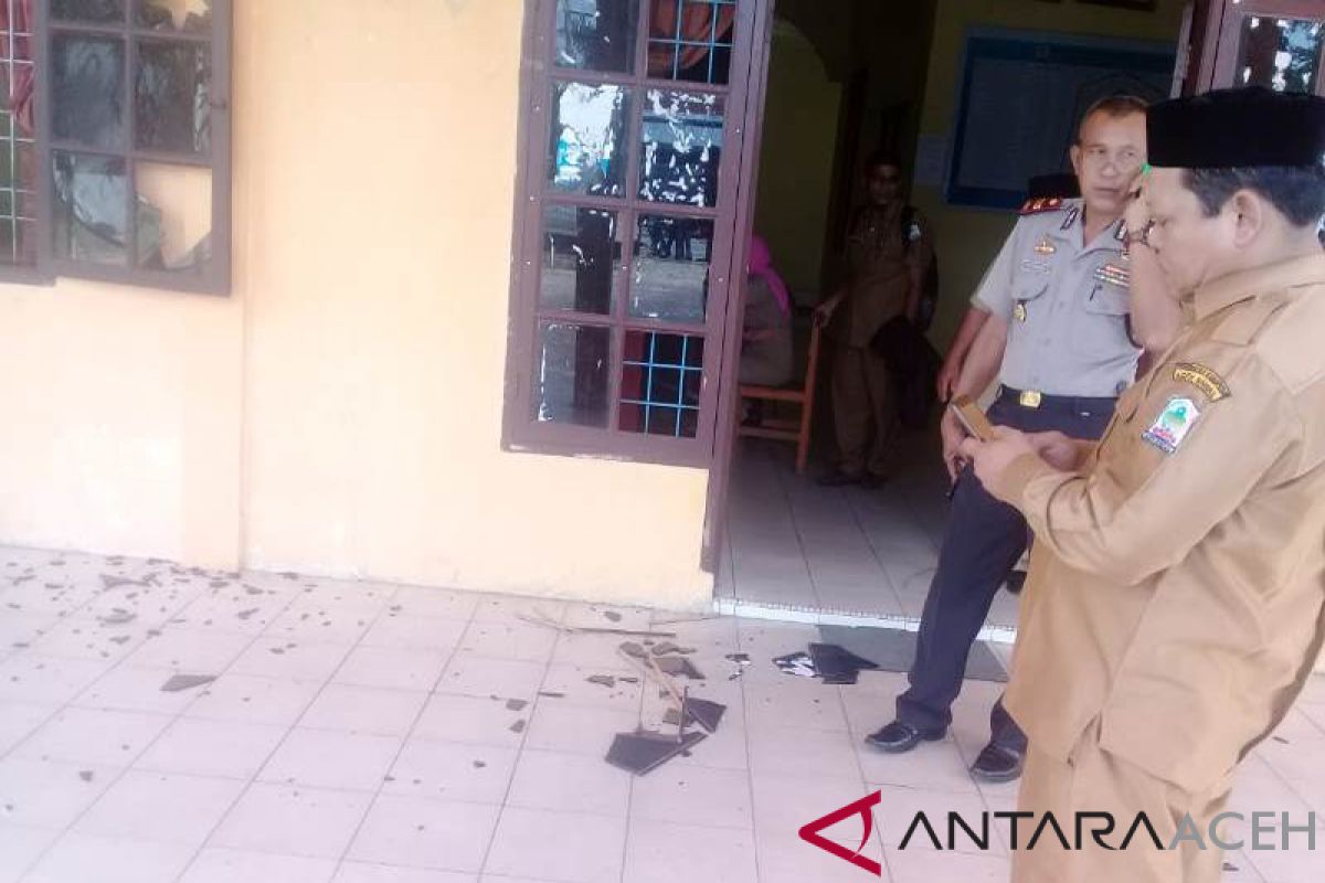 Massa lempari Kantor Camat Suro Singkil