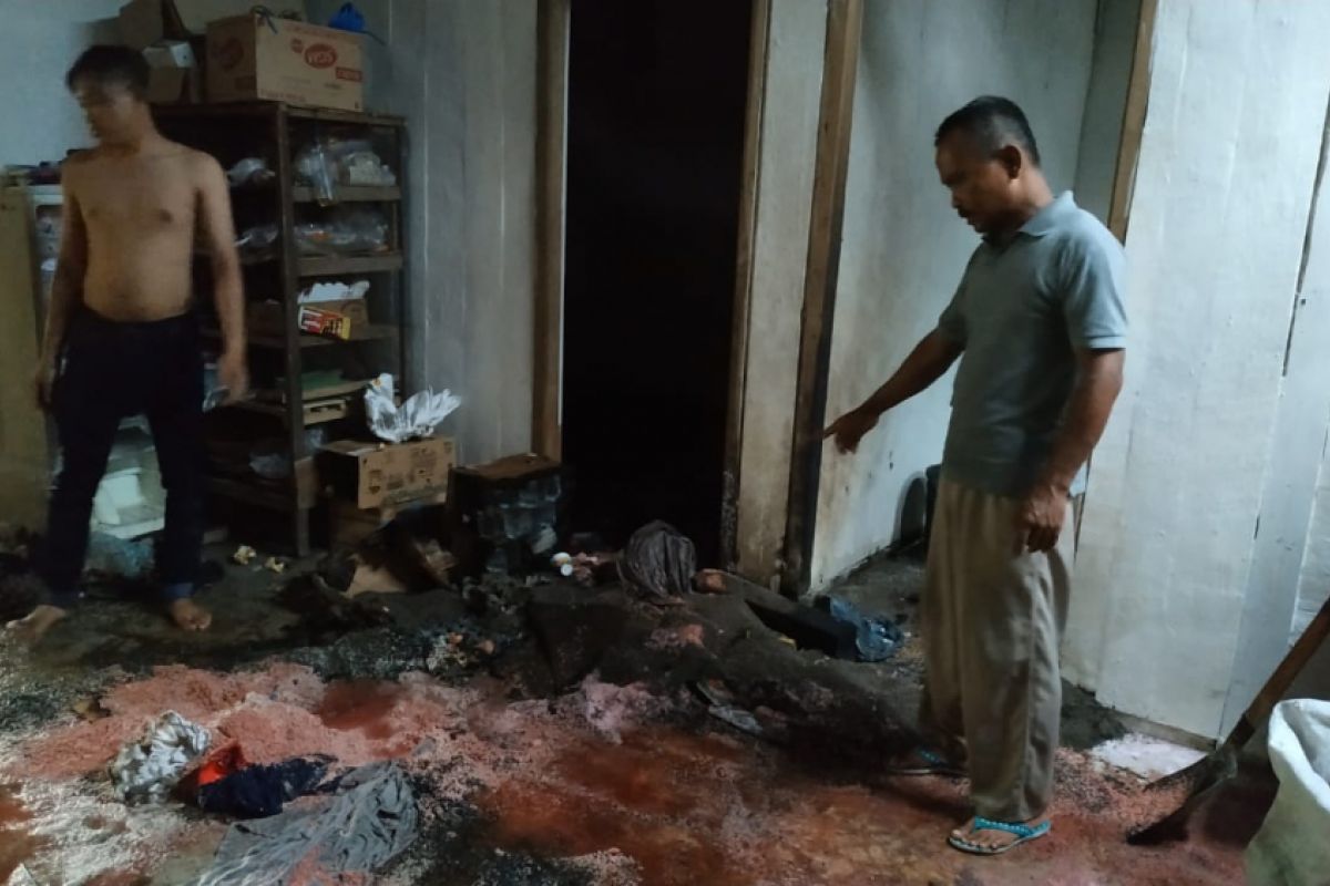 Rumah Beserta Toko di Bojonegoro Nyaris Terbakar