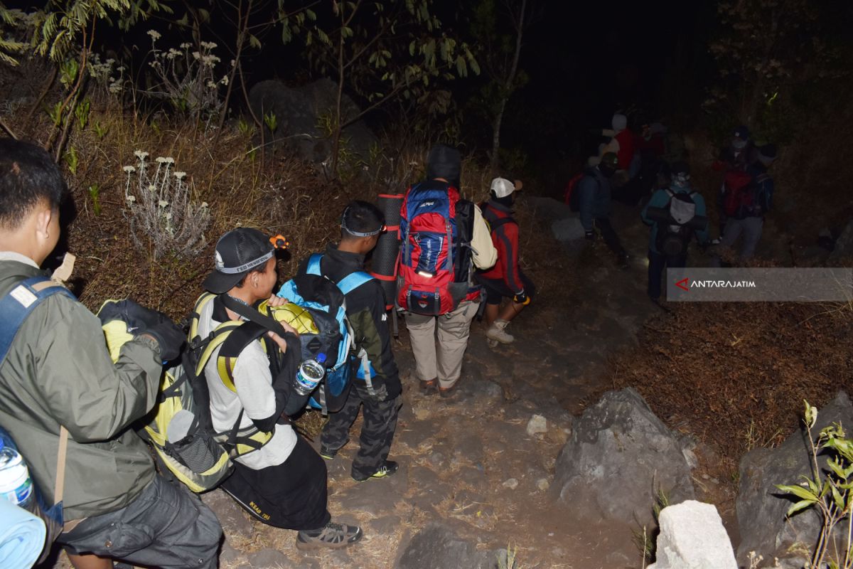 Pencarian Pendaki Gunung Lawu Dihentikan Sementara Akibat Cuaca