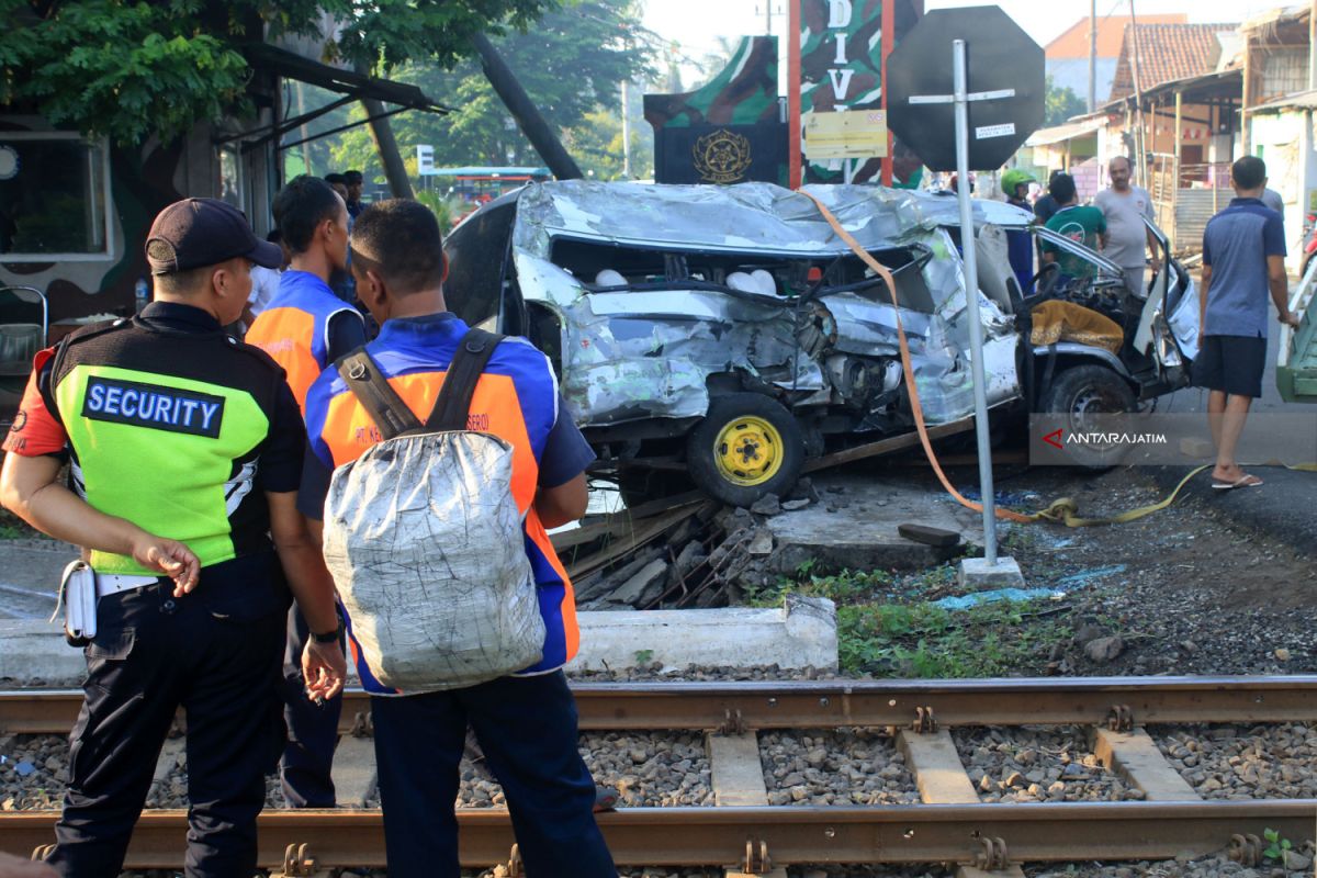 Lima Orang Meninggal dalam Kecelakaan Minibus Tertabrak Kereta di Pasuruan