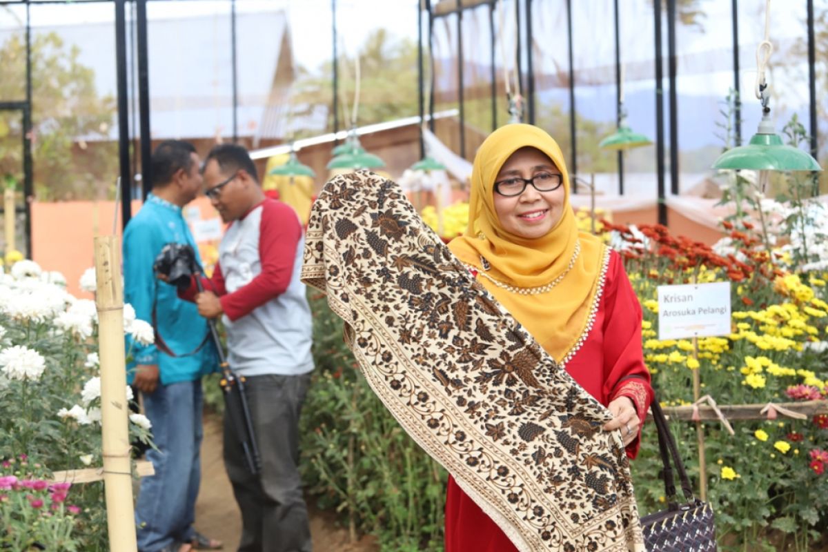 Dekranasda Solok minta perajin berinovasi kembangkan motif dan corak baru batik