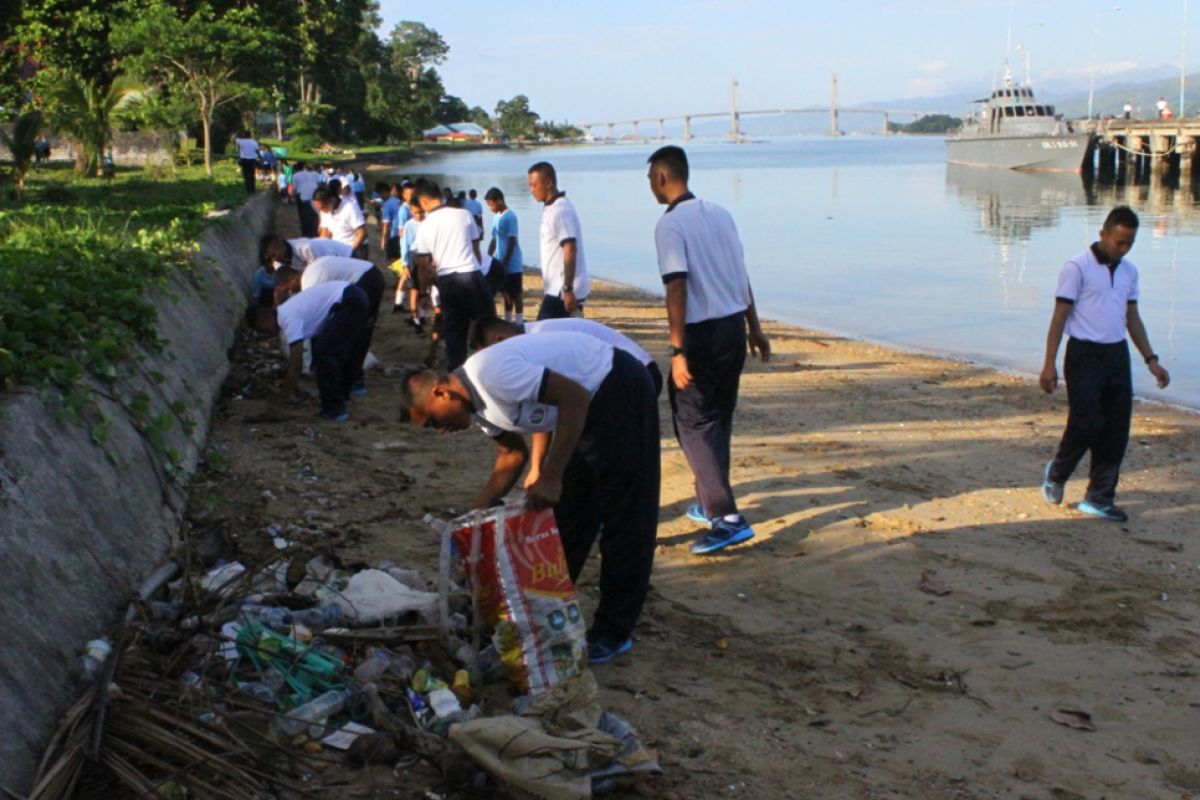 Personil Lantamal Ambon gelar aksi bersih pantai