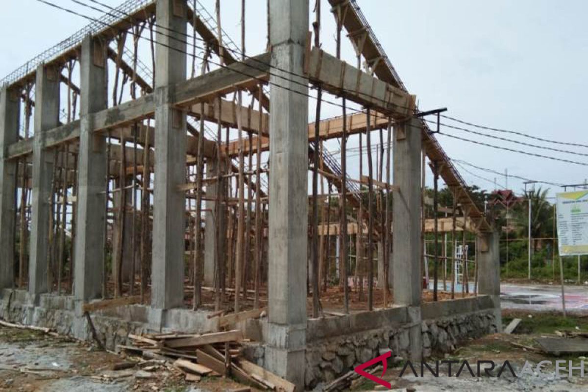 Pembangunan tribun lapangan voly di Aceh Jaya terhenti