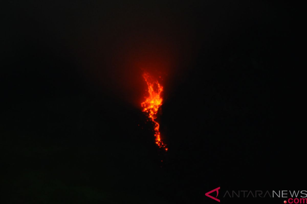 Gunung Merapi lontarkan lava pijar sejauh 1,2 kilometer