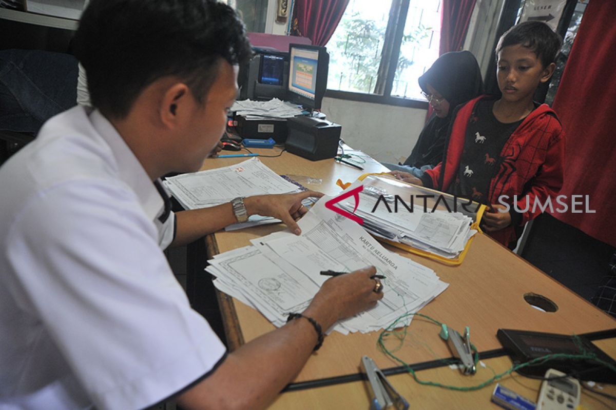 Warga Palembang mulai datangi kecamatan urus Kartu Identitas Anak