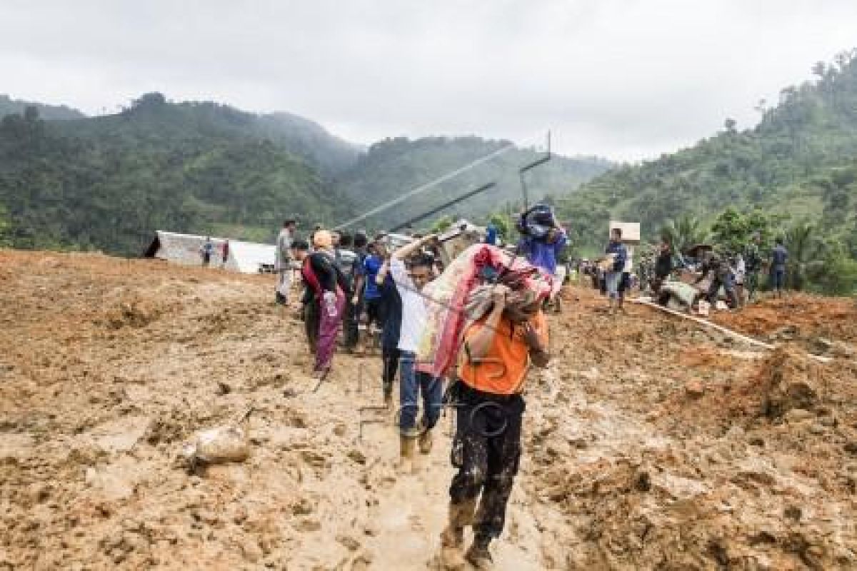 34 orang diduga masih tertimbun longsor Sukabumi