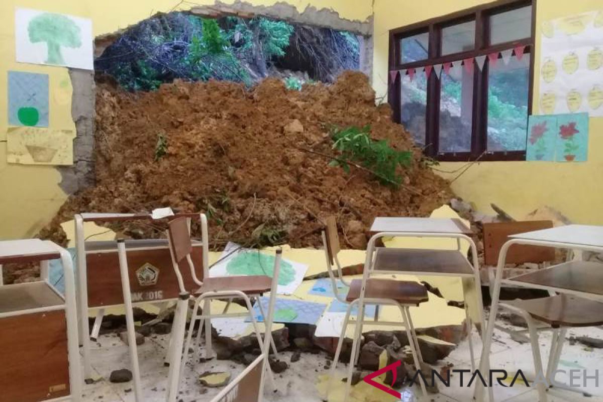 Longsor timbun dinding ruang kelas di Aceh Tengah