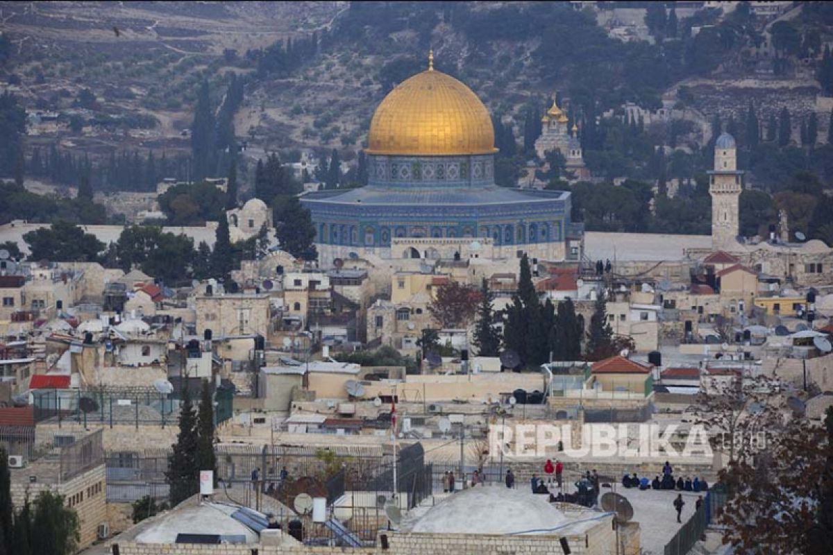 Polisi Israel larang Muslim shalat di masjid berkubah emas