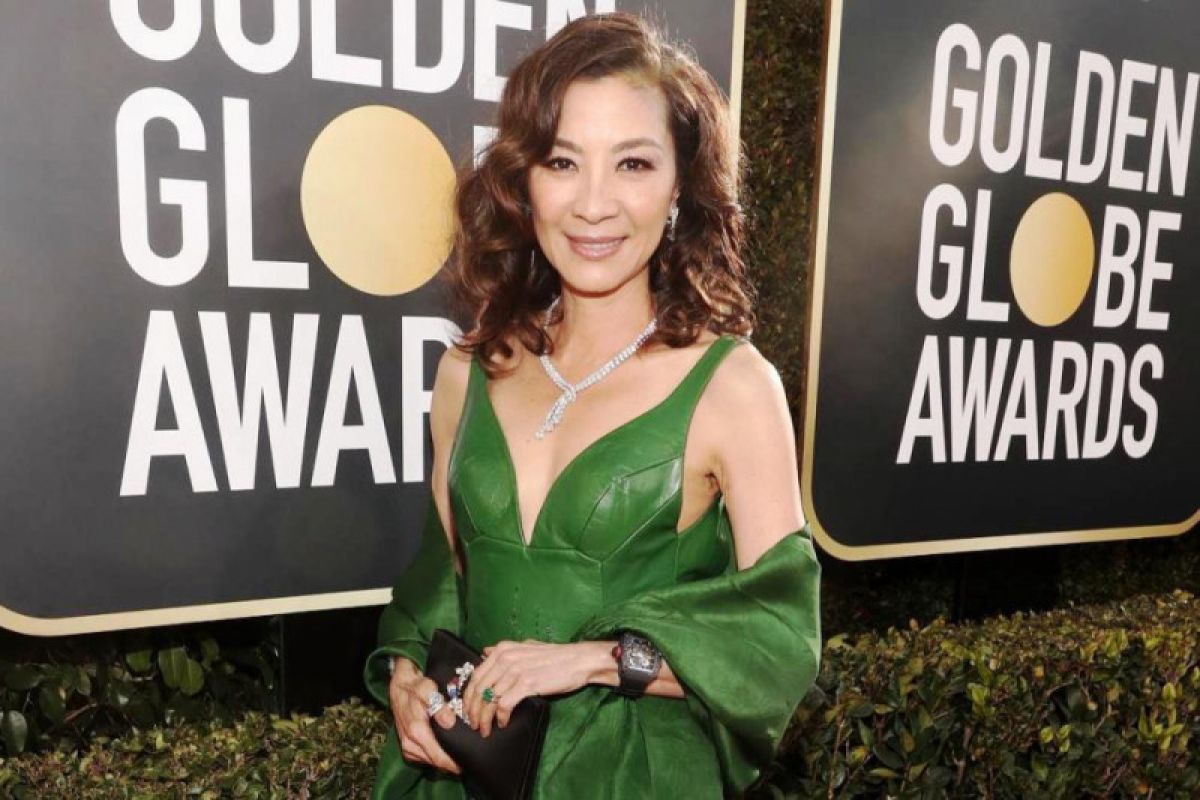 Michelle Yeoh pakai cincin "Crazy Rich Asians" ke Golden Globes