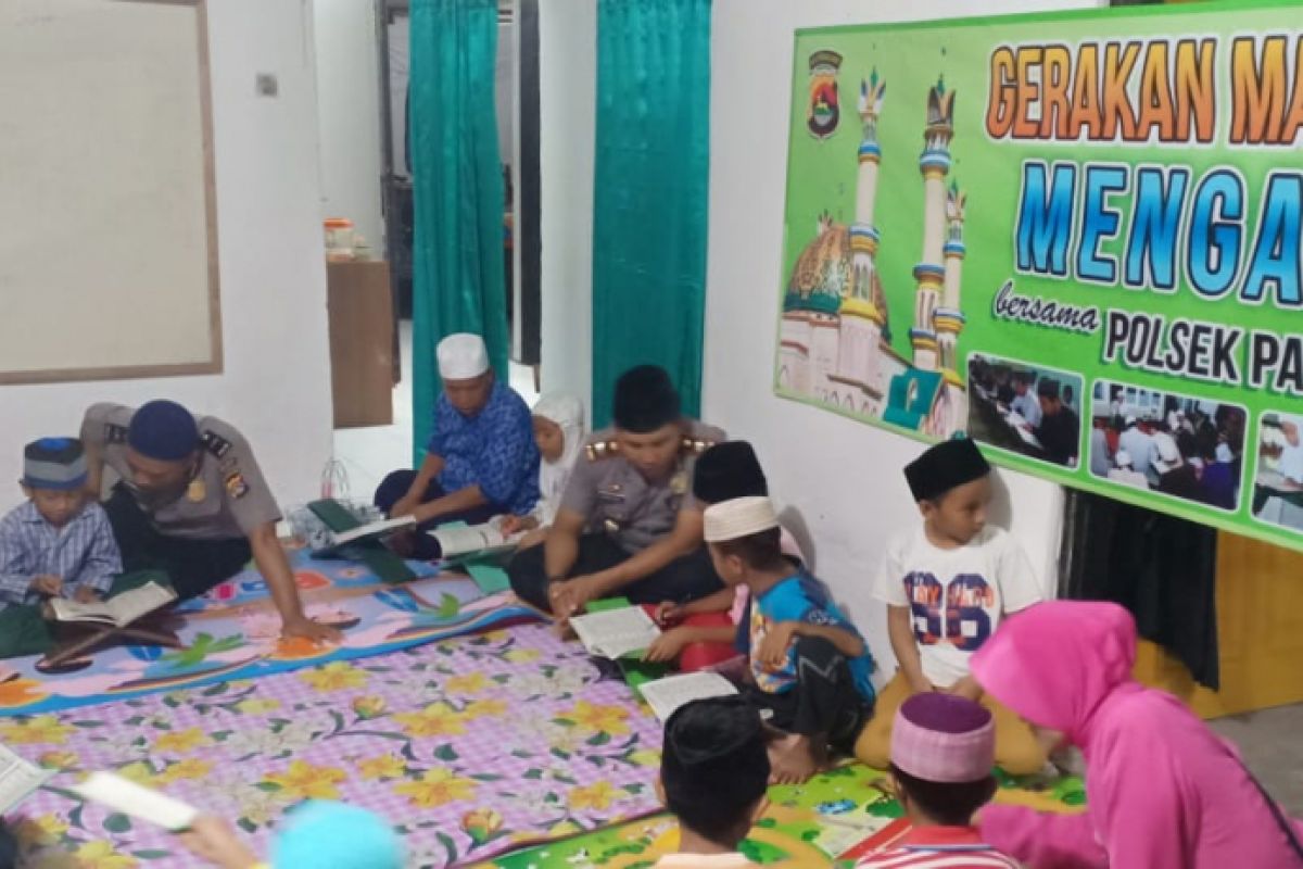 Petugas Polsek Pagutan bimbing anak-anak baca Quran
